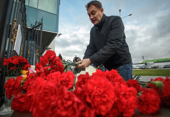 Kazan residents bring flowers in memory of Boeing 737 crash causalities