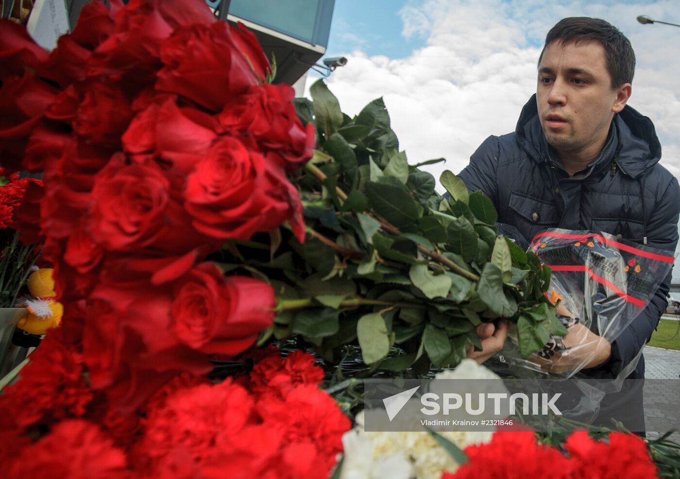 Kazan residents bring flowers in memory of Boeing 737 crash causalities