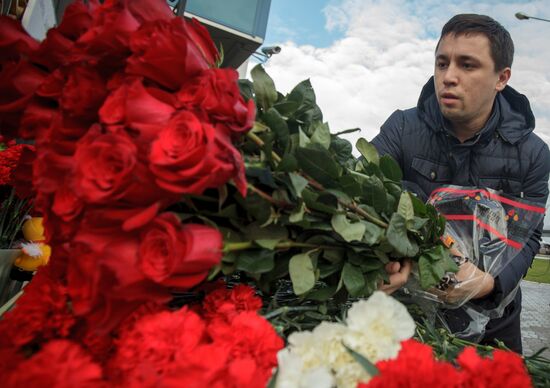 Kazan residents bring flowers in memory of Boeing 737 crash causalities