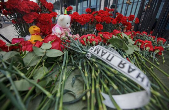 Kazan residents bring flowers in memory of Boeing 737 crash causalities