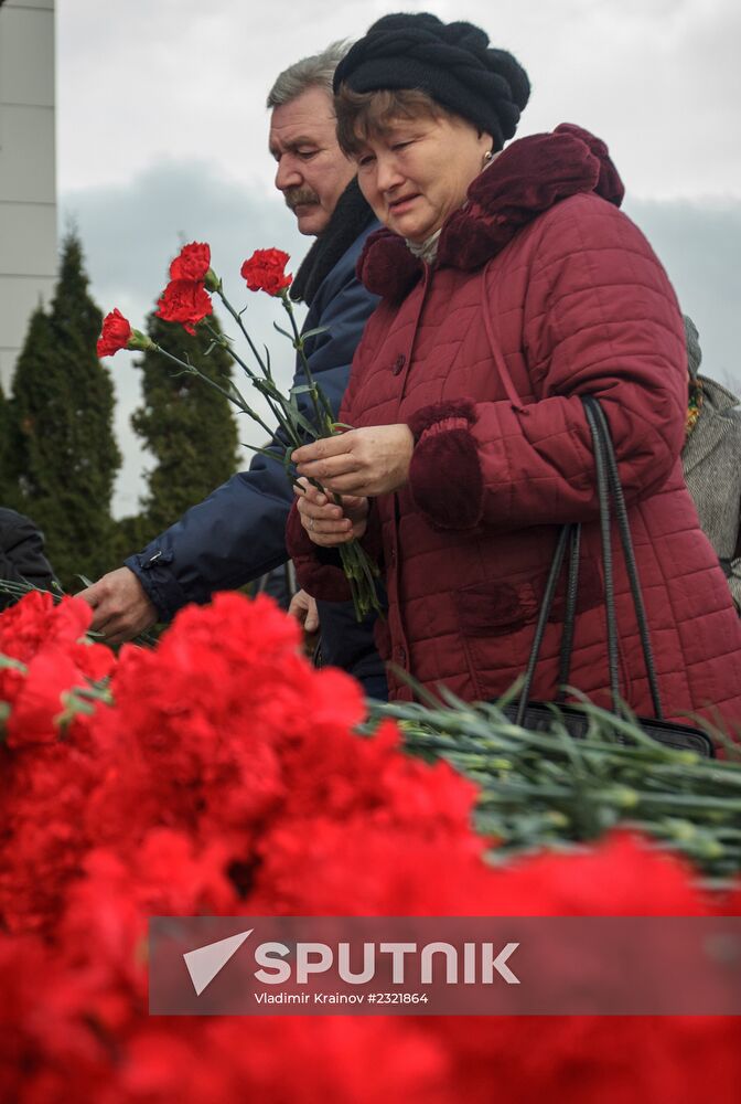 Kazan residents bring flowers in memory of Boeing 737 crash causalities