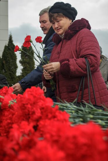 Kazan residents bring flowers in memory of Boeing 737 crash causalities