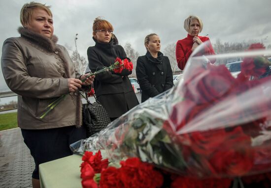 Kazan residents bring flowers in memory of Boeing 737 crash causalities