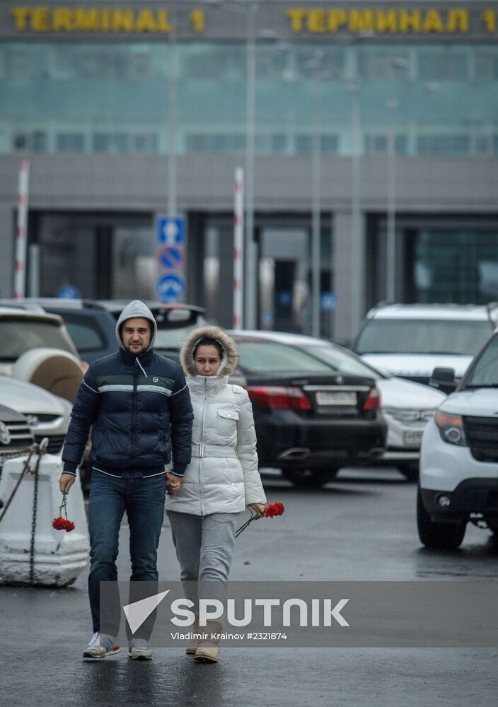 Kazan residents bring flowers in memory of Boeing 737 crash causalities