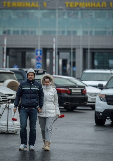 Kazan residents bring flowers in memory of Boeing 737 crash causalities