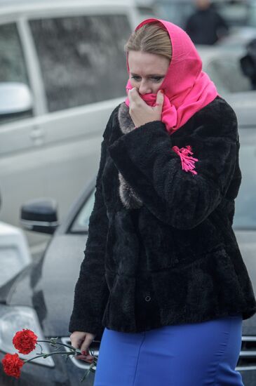 Kazan residents bring flowers in memory of Boeing 737 crash causalities