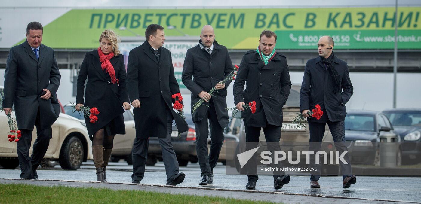 Kazan residents bring flowers in memory of Boeing 737 crash causalities
