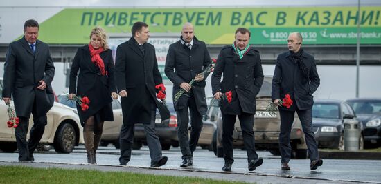Kazan residents bring flowers in memory of Boeing 737 crash causalities