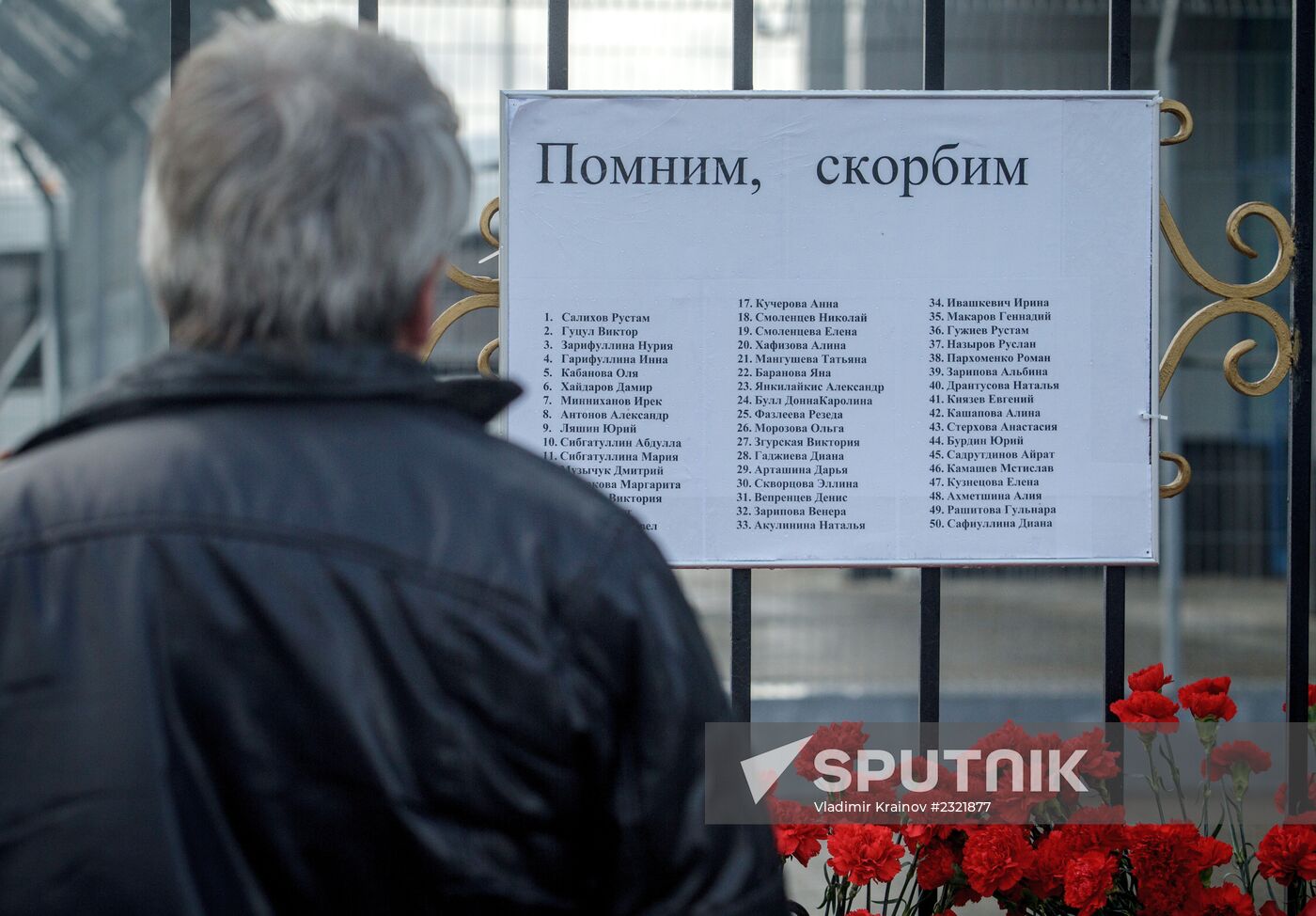 Kazan residents bring flowers in memory of Boeing 737 crash causalities