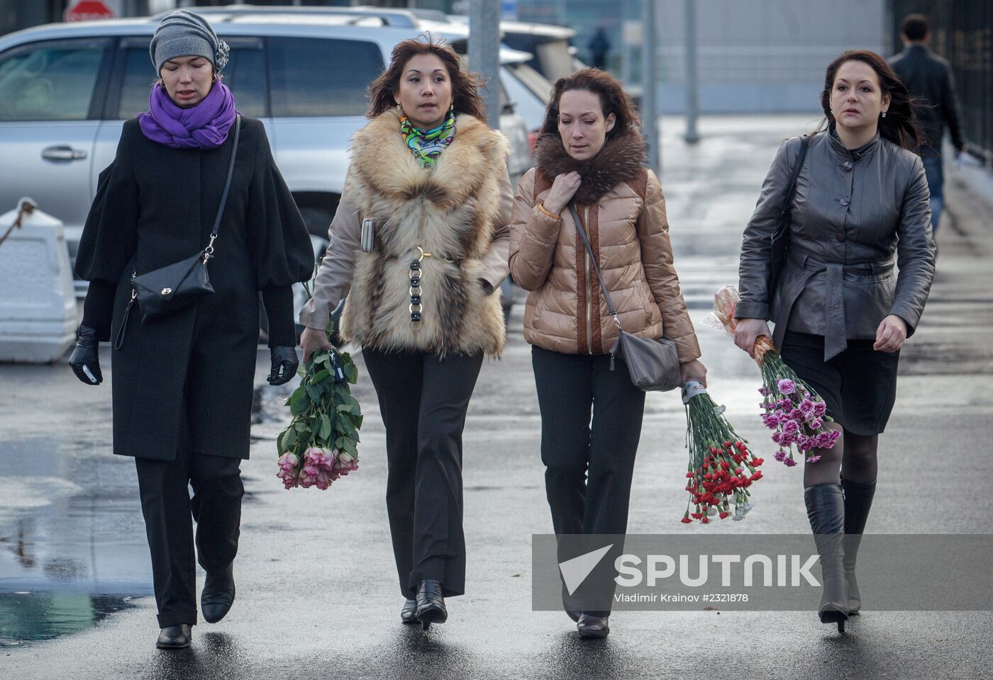 Kazan residents bring flowers in memory of Boeing 737 crash causalities