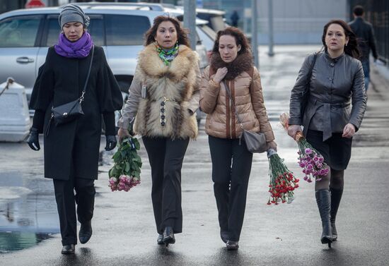 Kazan residents bring flowers in memory of Boeing 737 crash causalities