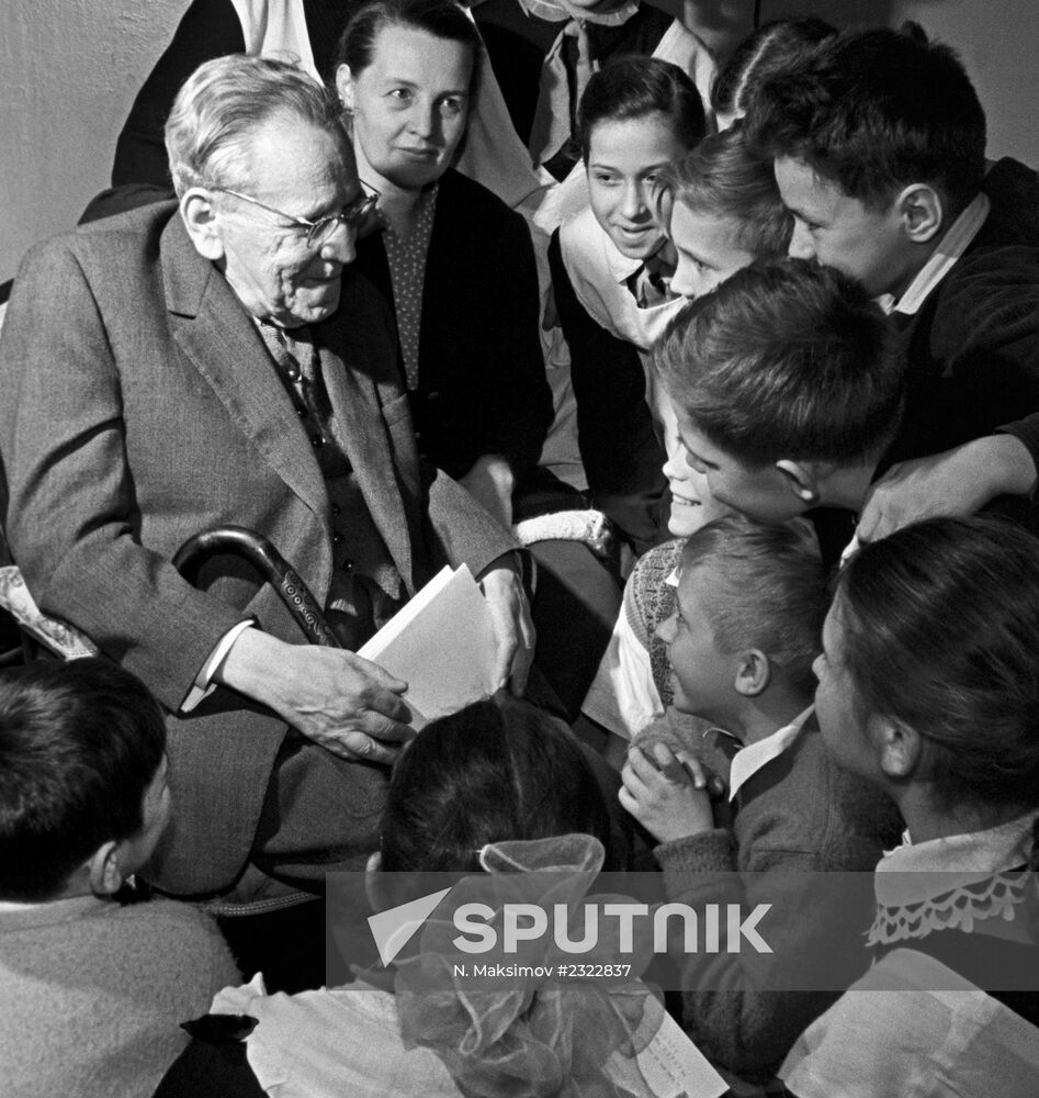 Writer Samuil Mashak with Moscow schoolchildren