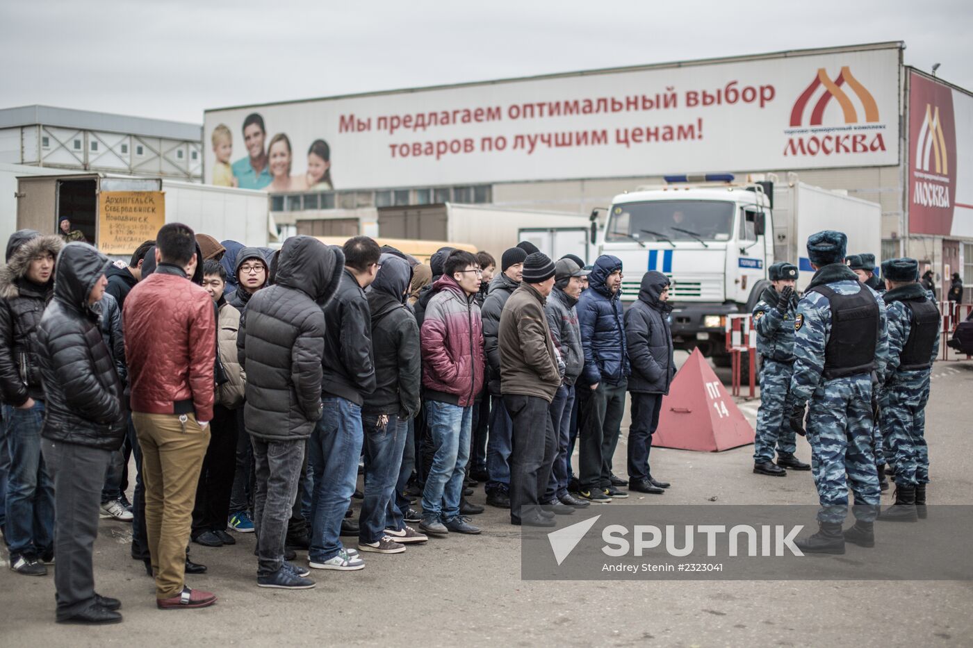Police conduct immigration checks at Moskva shopping center in Lyublino