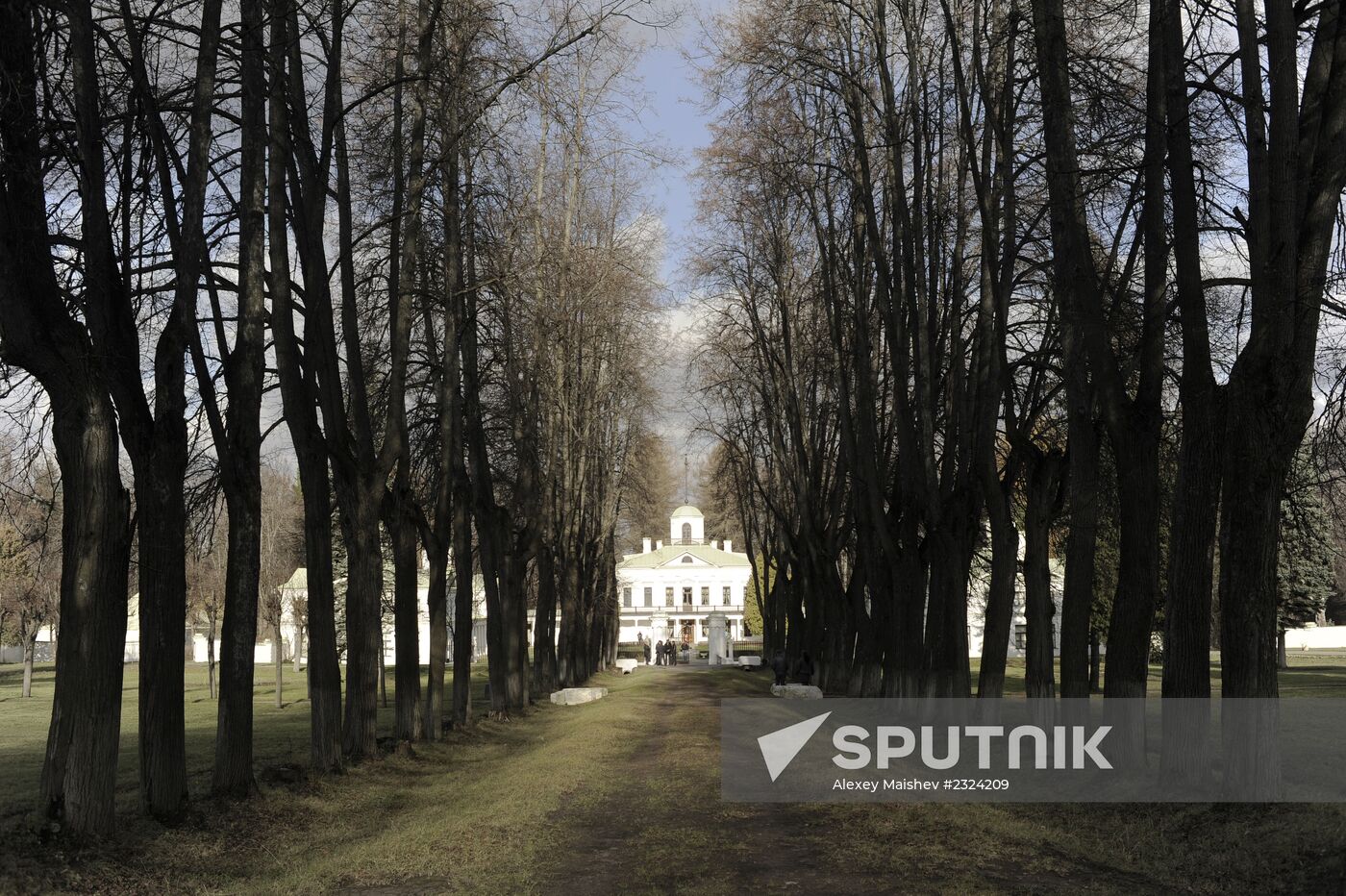 Serednikovo Estate