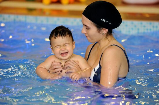 Medical preventive swimming with babies at Arian fitness center