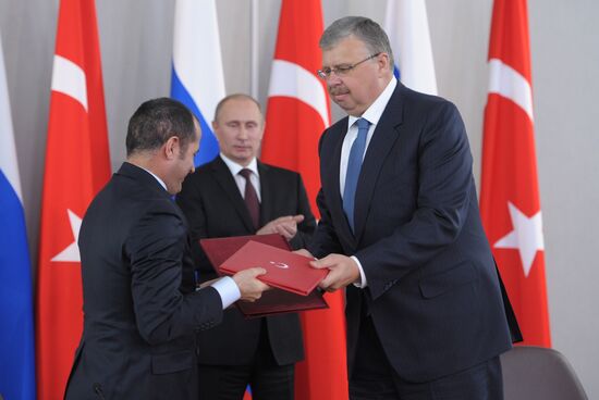 Vladimir Putin meets with Recep Tayyip Erdogan