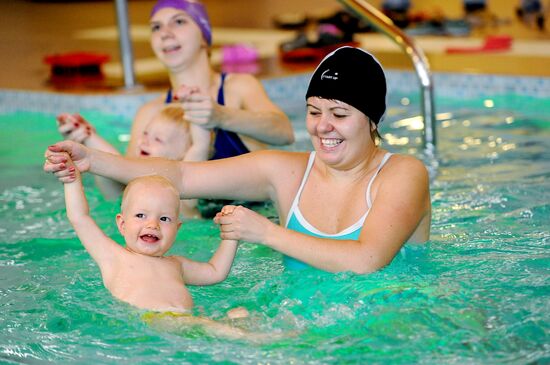 Medical preventive swimming with babies at Arian fitness center