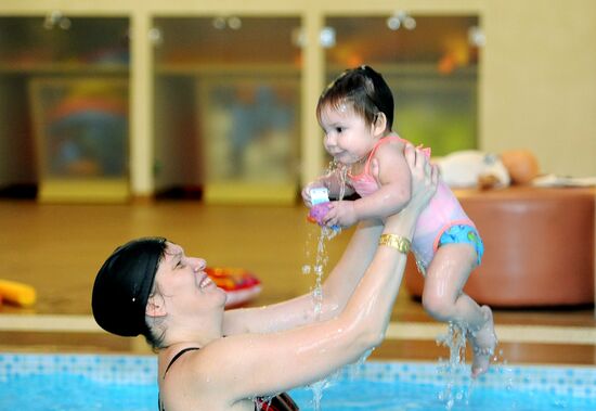 Medical preventive swimming with babies at Arian fitness center