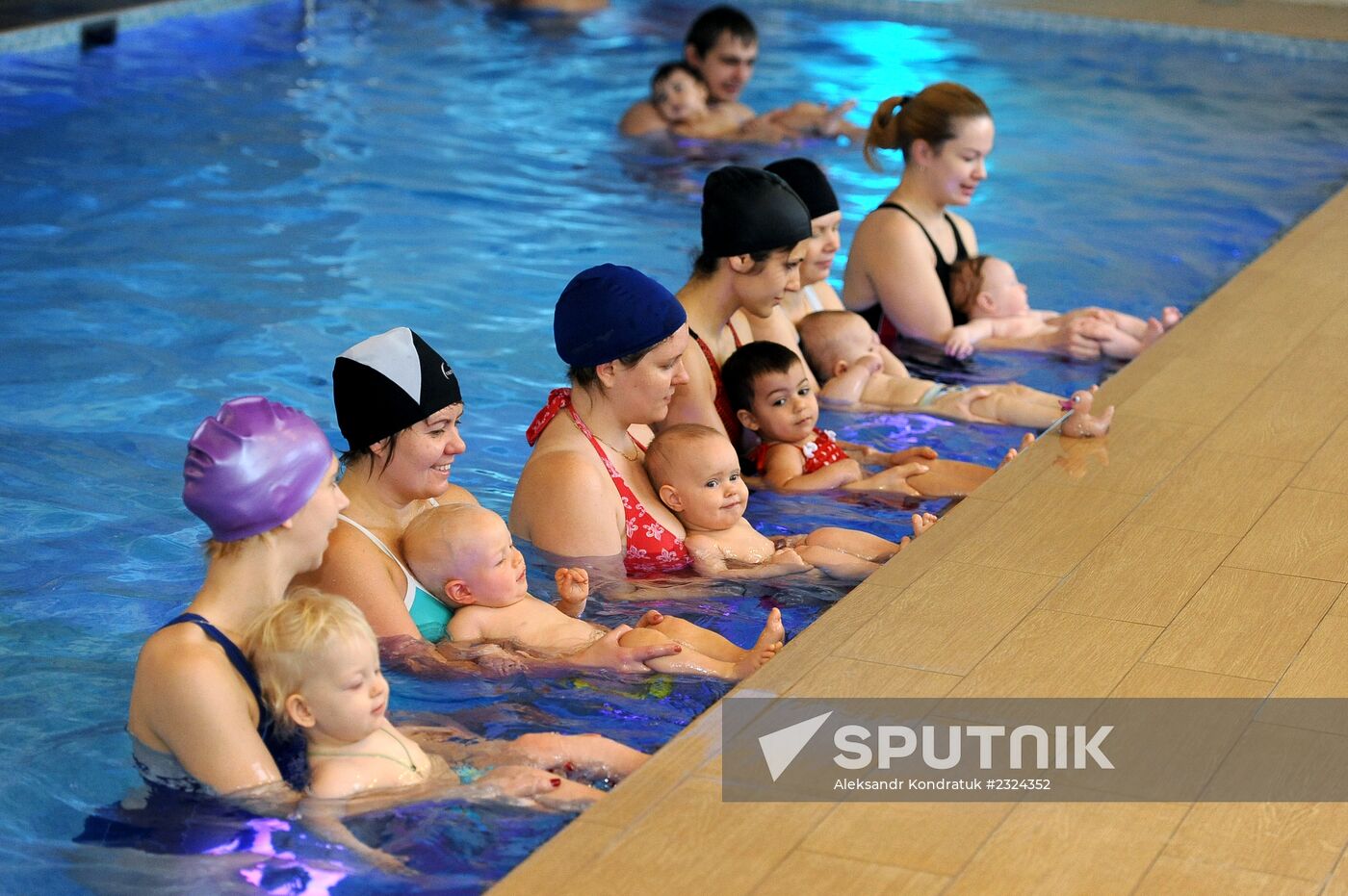 Medical preventive swimming with babies at Arian fitness center