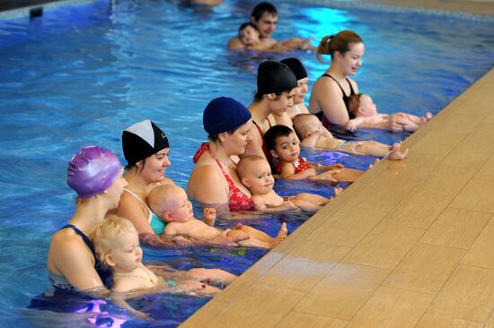 Medical preventive swimming with babies at Arian fitness center