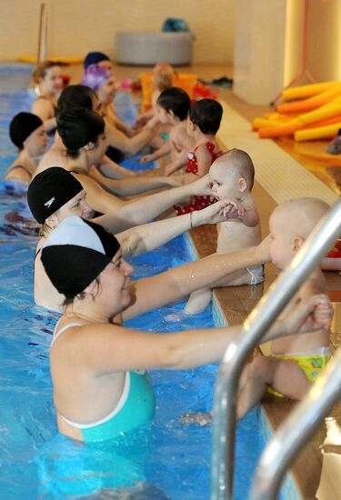 Medical preventive swimming with babies at Arian fitness center