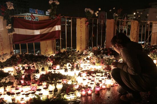 Riga residents mourn supermarket roof collapse victims