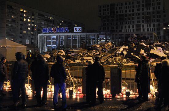 Riga residents mourn supermarket roof collapse victims