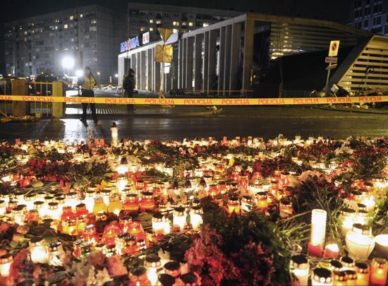 Riga residents mourn supermarket roof collapse victims