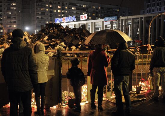 Riga residents mourn supermarket roof collapse victims