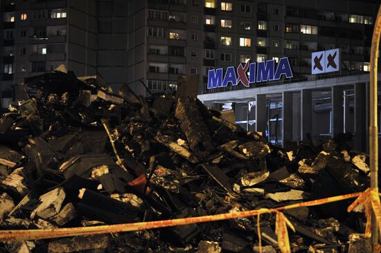 Riga residents mourn supermarket roof collapse victims