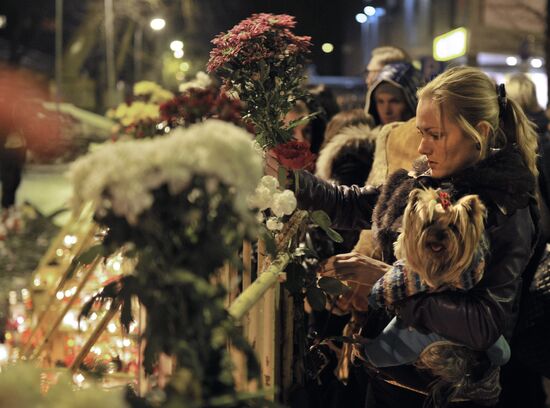 Riga residents mourn supermarket roof collapse victims