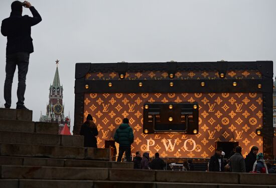 Pavilion shaped as Louis Vuitton bag on Red Square