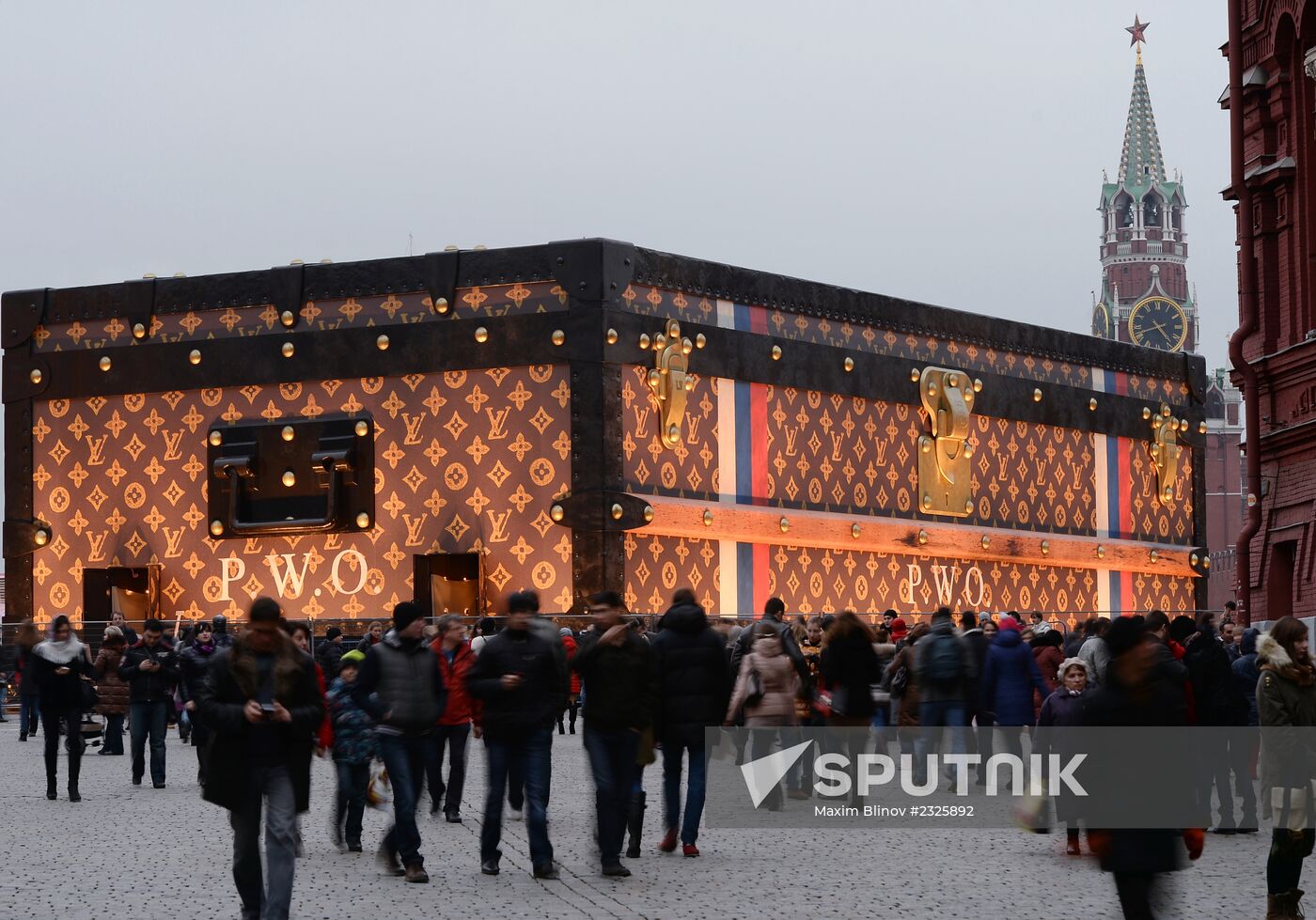 Pavilion shaped as Louis Vuitton bag on Red Square