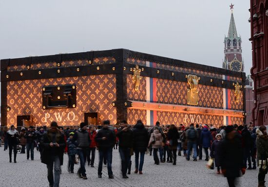 Pavilion shaped as Louis Vuitton bag on Red Square