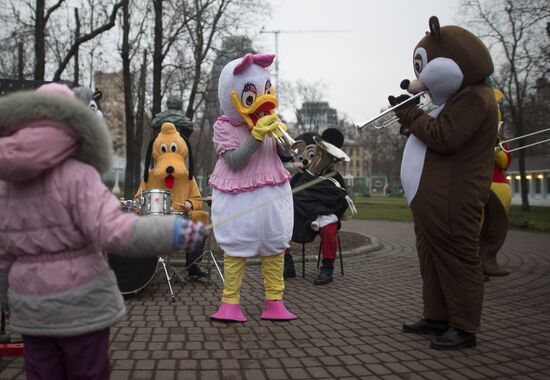 Muscovites relax in Hermitage Garden