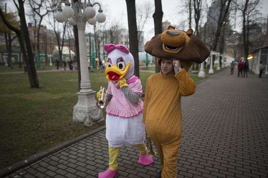 Muscovites relax in Hermitage Garden