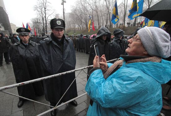 EU integration supporters clash with police in Kiev