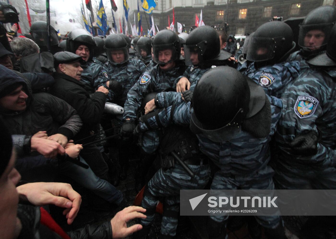 EU integration supporters clash with police in Kiev