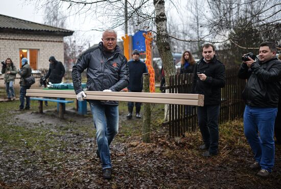 Banker Lebedev arrives in a Tula village for mandatory community service