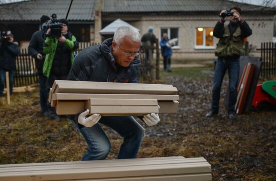 Banker Lebedev arrives in a Tula village for mandatory community service