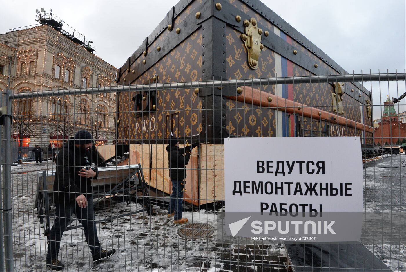 Dismantling Louis Vuitton pavilion on Red Square