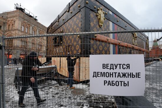 Dismantling Louis Vuitton pavilion on Red Square