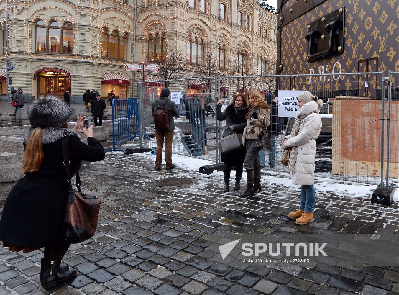 Dismantling Louis Vuitton pavilion on Red Square