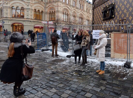 Dismantling Louis Vuitton pavilion on Red Square