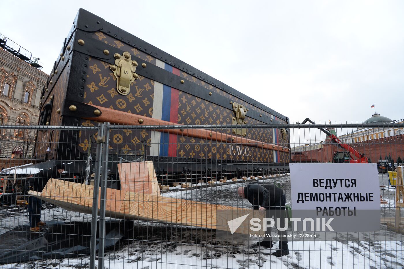 Dismantling Louis Vuitton pavilion on Red Square