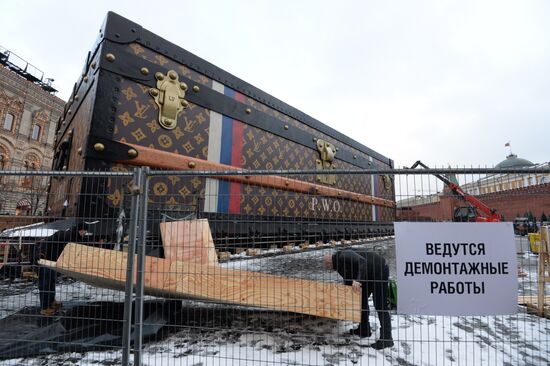 Dismantling Louis Vuitton pavilion on Red Square