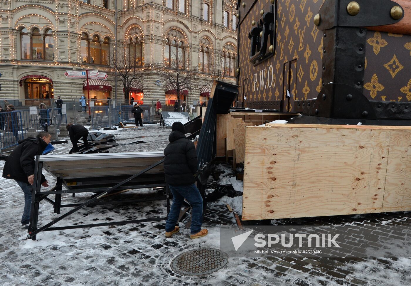 Dismantling Louis Vuitton pavilion on Red Square