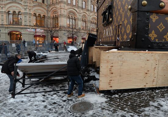 Dismantling Louis Vuitton pavilion on Red Square