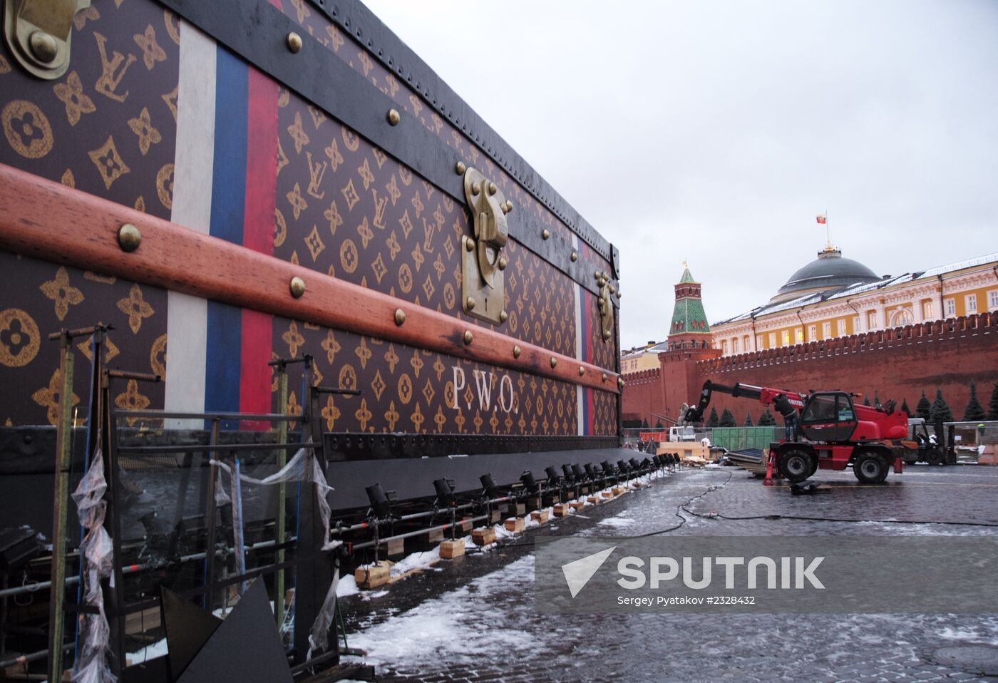 Dismantling Louis Vuitton pavilion on Red Square