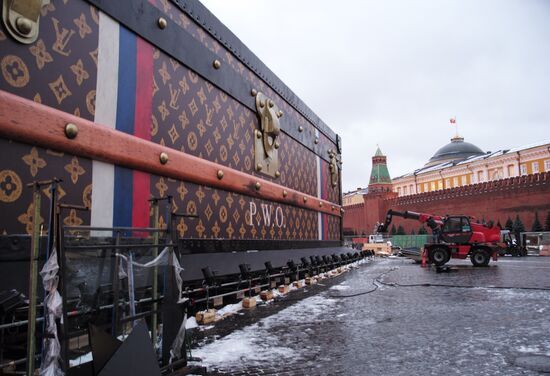 Dismantling Louis Vuitton pavilion on Red Square